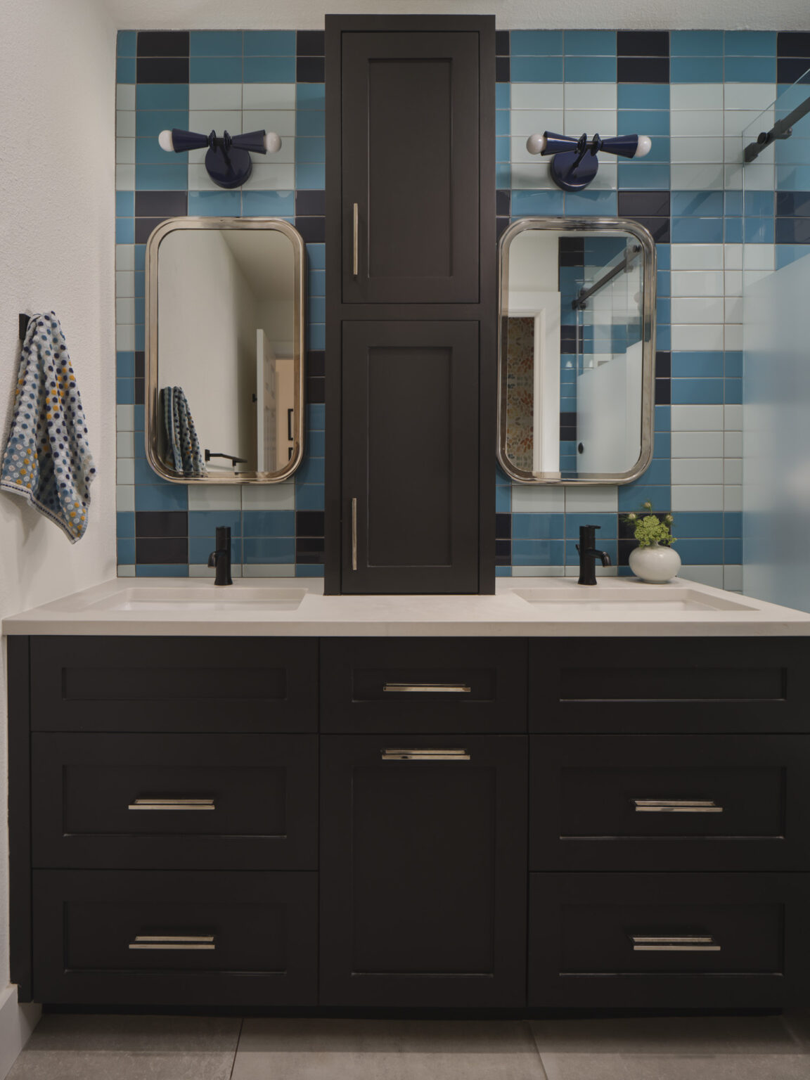 Plaid pattern design in a bathroom.